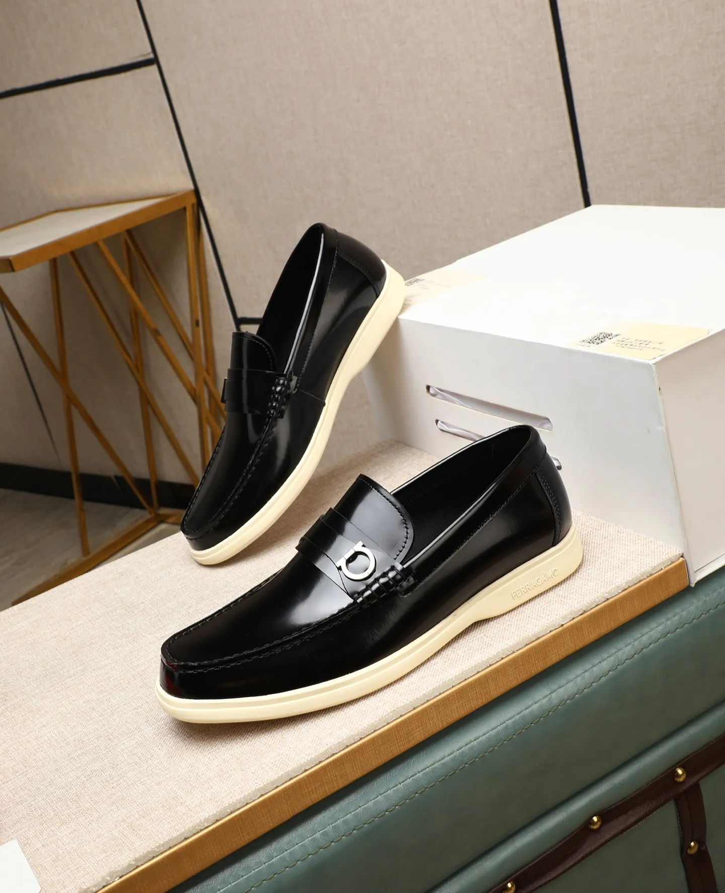 Men's shoes 💰580 📛📛(water-dyed cow lining) Salvatore Ferragamo high-end (Salvatore Ferragamo) is the top international luxury footwear brand. It comes from the fashion kingdom of Italy. It is famous all over the world for its traditional handmade design and novel styles... 🚶🏻🚶🏻New suit shoes are available simultaneously at the counter. This style is purely handmade. The fabric is imported Italian calfskin➕Soft water-dyed cowhide lining. Original authentic outsole🌀🌀Size: 38➖44 (45 46 customized)